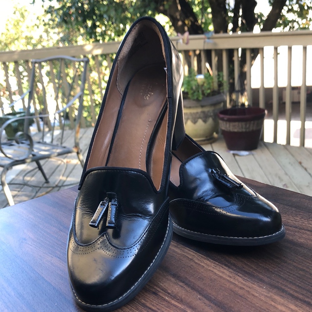 Clarks black leather pumps size 9m.